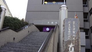 虎の門ヒルズのすぐ近くです。