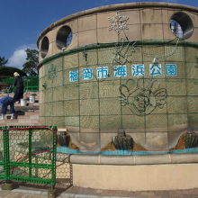 一部工事用フェンスで閉鎖されている通路階段の様子