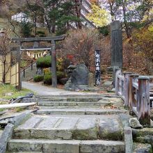 滝の湯のすぐ裏