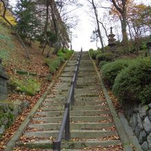 一直線の階段をのぼる