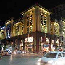 夜に見たプラザ・メルデカ。史跡の中央郵便局がすぐそば。