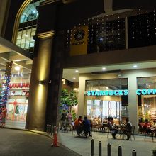 正面入口周辺は、日本でもお馴染みのお店が多し。