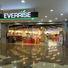 プラザ・メルデカには、大きなスーパーも入っています。