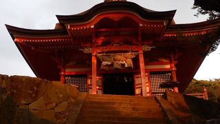 朱塗りの立派な神社