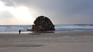 出雲大社へ向かう神様は、ここで海から上陸します。