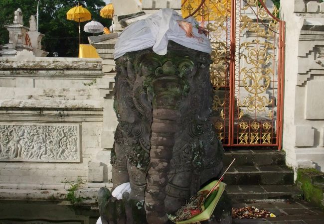 ガイドさんがいる街中の寺院