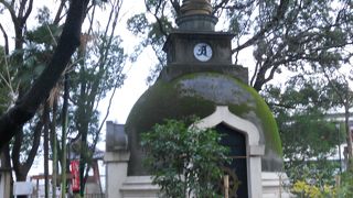 上野公園の大仏山の上に建っています