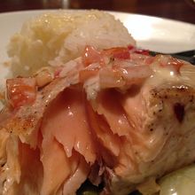 サーモンの焼き加減が絶妙！このレア感がたまらない