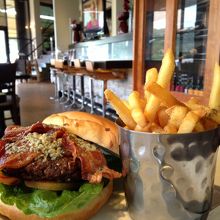 ランチのブルーバーガーがうまい！