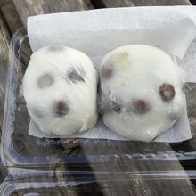 近くの鴨川のベンチで食べちゃいます。