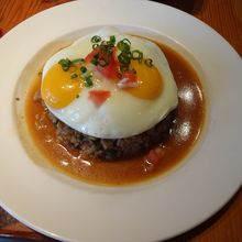 パイナップル＆ココナツ・ハットのロコモコ丼です