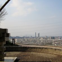 角山運動公園の展望台からは坂出市街が一望できます