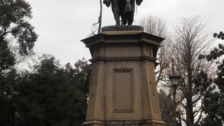 上野動物公園の近くに建っています