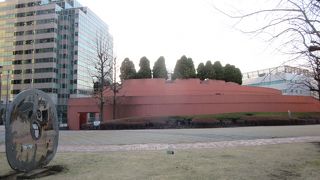 人工の丘です。ロケに出会う機会も・・・