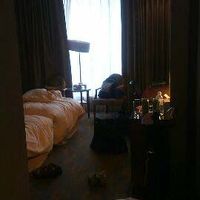 広さも充分、窓の外はパークビュー、テーブルにはウェルカムフル