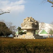 公園内にある石のオブジェ