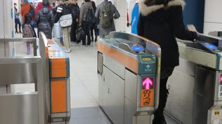 地下鉄の乗り換え。改札を間違えると料金が高くなります。