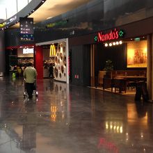 空港直結のショッピングモール