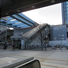 左前にゆりかもめの駅が。屋根をつなげて欲しい。