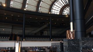 開放感のあるラウンジ