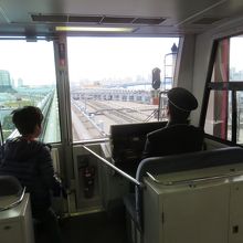 運転席に人がいる