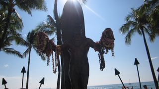 ワイキキ定番のデュークカハナモク像