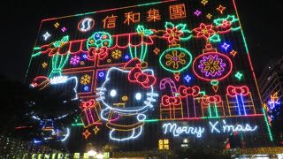 チムサチョイ・イーストのビルを彩るイルミネーション