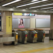 乗り換えはオレンジ色の改札機で