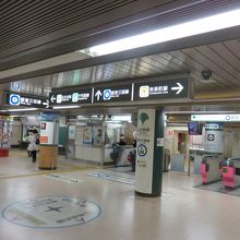 都営三田線はこちらです。東京メトロはまだ先です。