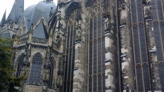 意外と内部はこじんまりしたアーヘン大聖堂