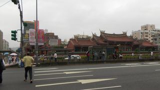 地元の方が熱心にお参りしています