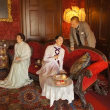 ビクトリア朝に改装された内部。蝋人形がいっぱい