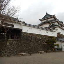 天守閣入口附近から見る天守閣