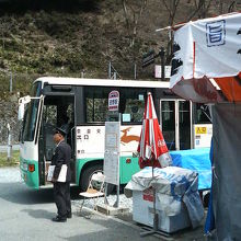 近鉄吉野駅の前の出店が並ぶそばにバスが止まっていました。