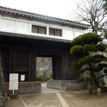 お城の門があります