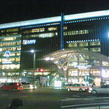 博多駅前から南西へ、日没以降も交通量が多かったです。