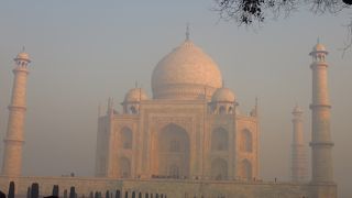 霧とタージ・マハル
