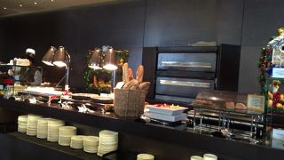 広くてきれいなラウンジ