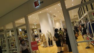 １F、メンズ・レディスのお洋服、生活雑貨が揃うお店