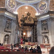 周囲ではミサの準備中。