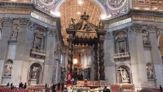 ねじれた柱が印象的。