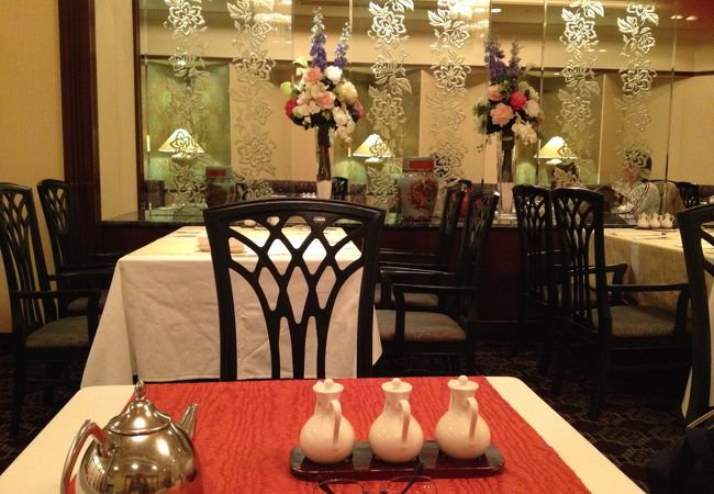 ホテルの中の中国料理店、高級感有。