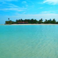 島の北側の眺望　赤い建物はバー