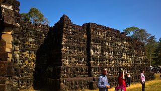 外壁と通路の壁画が見事