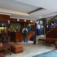 ホテルのフロントです。ネットが使えます。日本語も通じます。