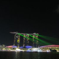 夜のレーザーショー