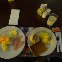 朝食です　ビュフェスタイルで早朝４時からやっています