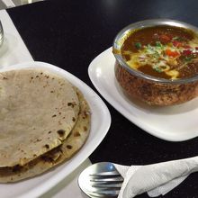 チキンカレーとチャパティ