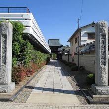 大通りの奥に立派な鐘楼門を見つけました