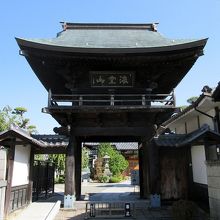 威厳のありそうな鐘楼門をくぐって境内へ